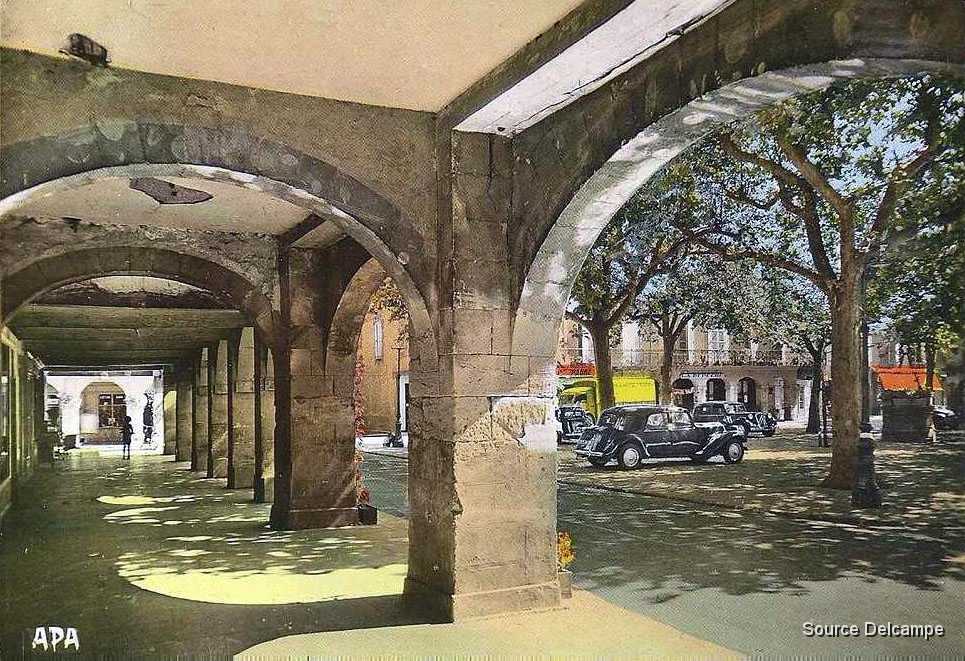 81 Realmont Les Couverts et la Place.jpg